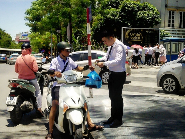 chu hang an chi tien trieu do mat tim nhan vien giao hang ngay nang nong