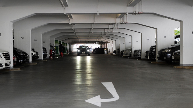 mot cho do oto o hong kong co gia bang 5 chiec xe hoi