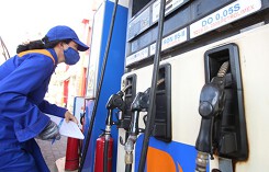 Giữ nguyên giá xăng, giảm 5 đồng dầu diesel