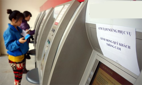 bo cong thuong yeu cau ngan hang bao cao viec dong loat tang phi atm