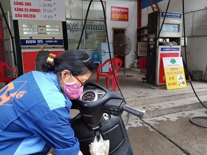 ha noi nguoi mua hung ho tieu thu xang e5 nhu rua bo