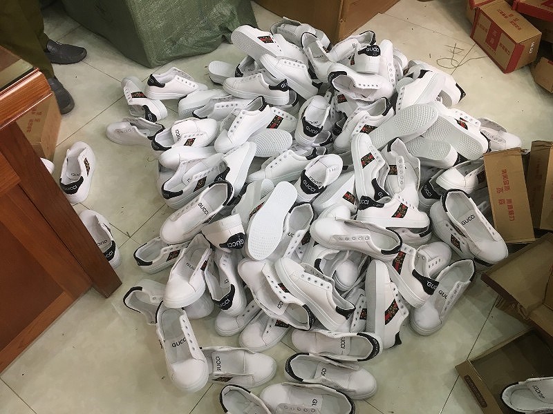 phat hien 1080 doi giay gucci converse khong chung tu