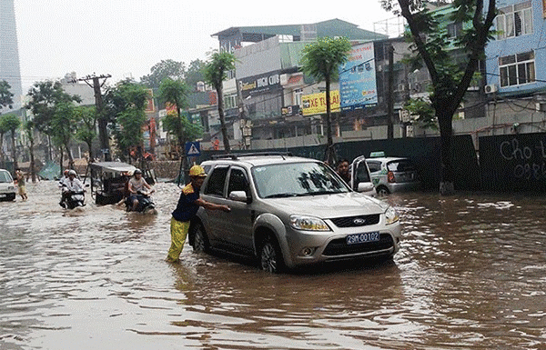 ha noi day xe tang giua menh mang lu dua nguoi than ve coi vinh hang