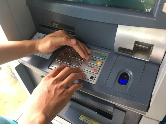 ngan hang nha nuoc yeu cau giam han muc rut tien qua atm vao dem khuya