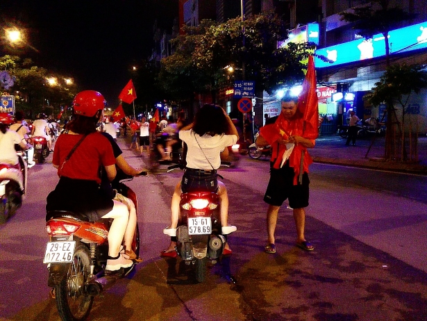 von mot lai muoi nguoi nguoi nha nha do xo di ban do co vu sau chien thang u23 viet nam