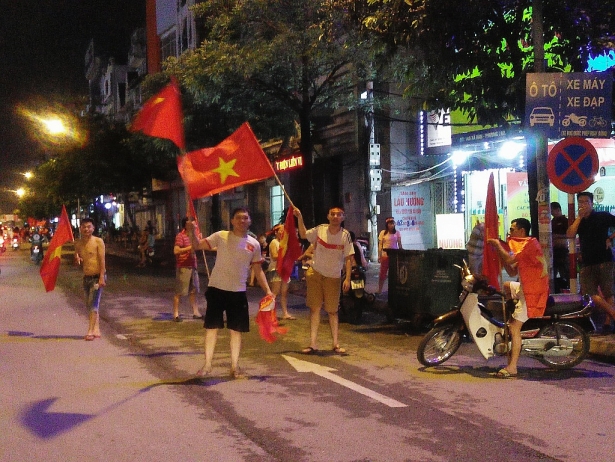 von mot lai muoi nguoi nguoi nha nha do xo di ban do co vu sau chien thang u23 viet nam