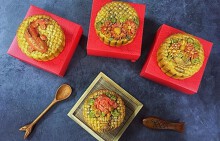 Sinh viên kiếm tiền triệu mỗi ngày nhờ làm bánh Trung thu handmade