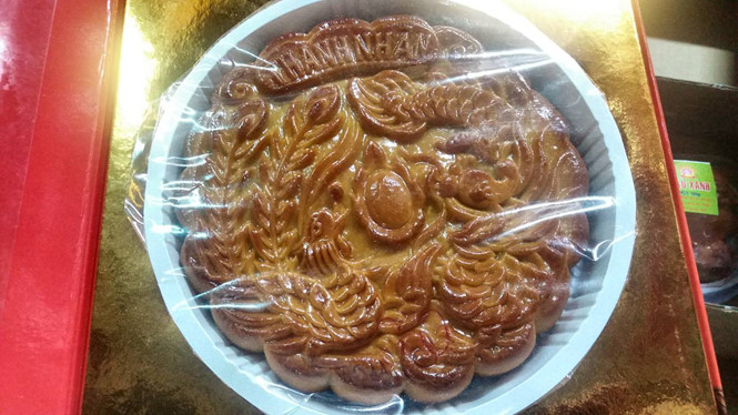 banh trung thu troi noi gia re den nghi ngo