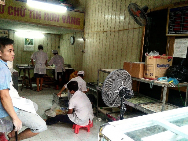 sat tet trung thu banh truyen thong ap dao banh handmade