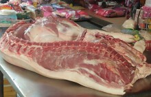 Giá heo hơi giảm còn khoảng 55.000đồng/kg, thịt móc hàm ngoài chợ vẫn tăng gấp rưỡi