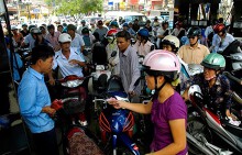 Tăng giá xăng dầu: Sức ép đè lên người dân và doanh nghiệp