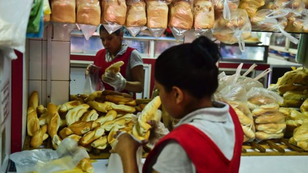 khung hoang kinh te banh mi thanh mon an sang chanh cua dan venezuela