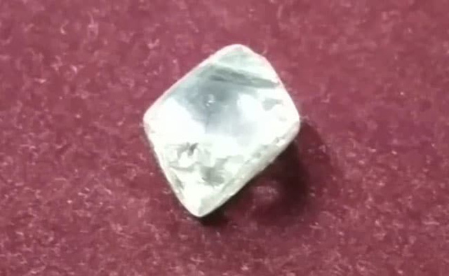 ba doi thay nhau dao moi duoc vien kim cuong 42 carat tri gia 8 ti dong