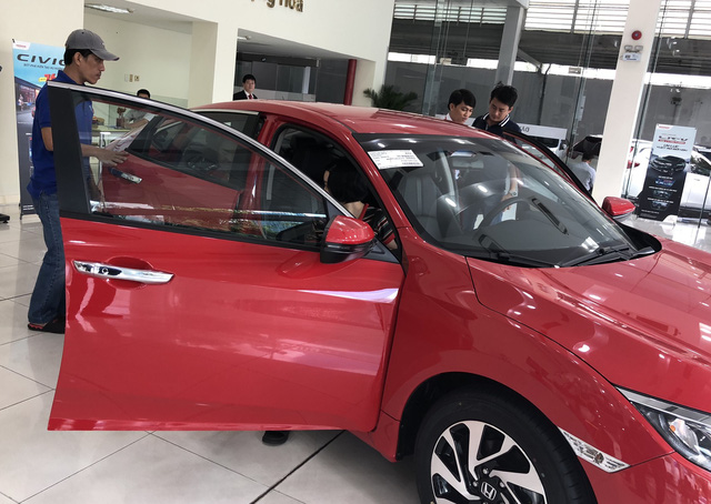 cuoi nam xe may xe hoi lai ru nhau tang gia