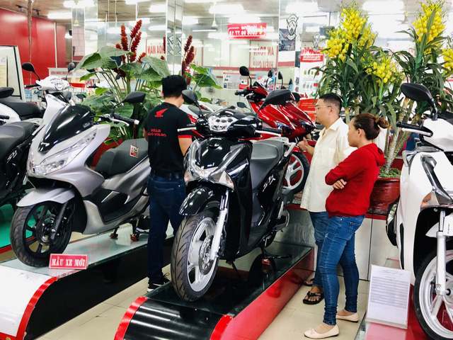 cuoi nam xe may xe hoi lai ru nhau tang gia