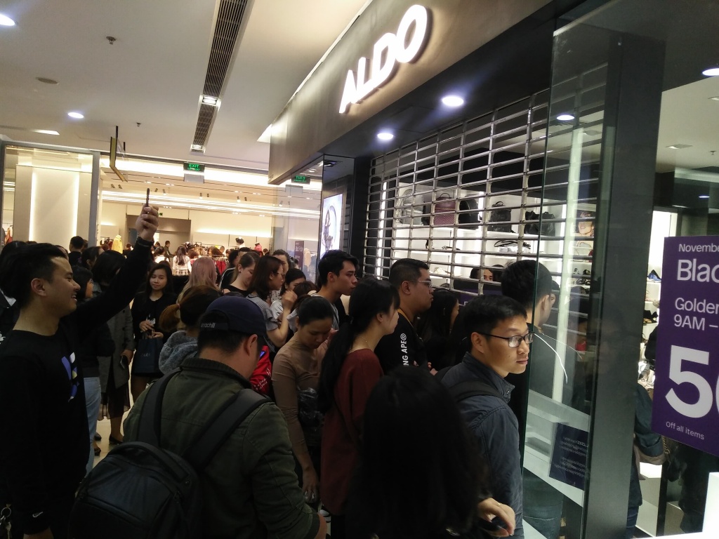 xo day den ngat tho nhieu cua hang ha noi khong nhan them khach ngay black friday