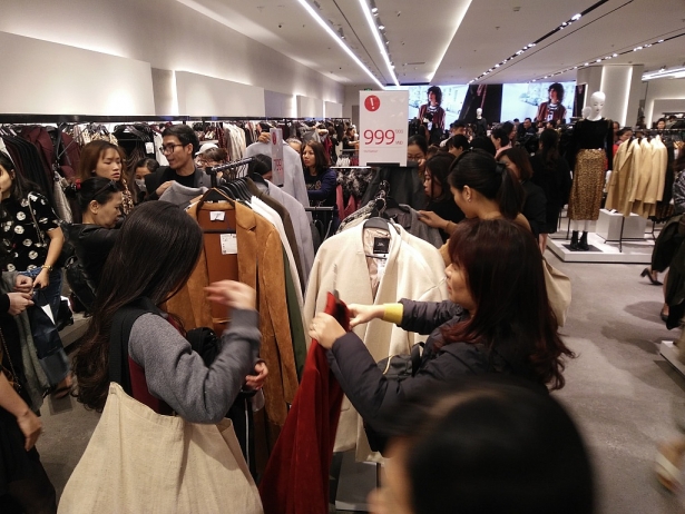 xo day den ngat tho nhieu cua hang ha noi khong nhan them khach ngay black friday