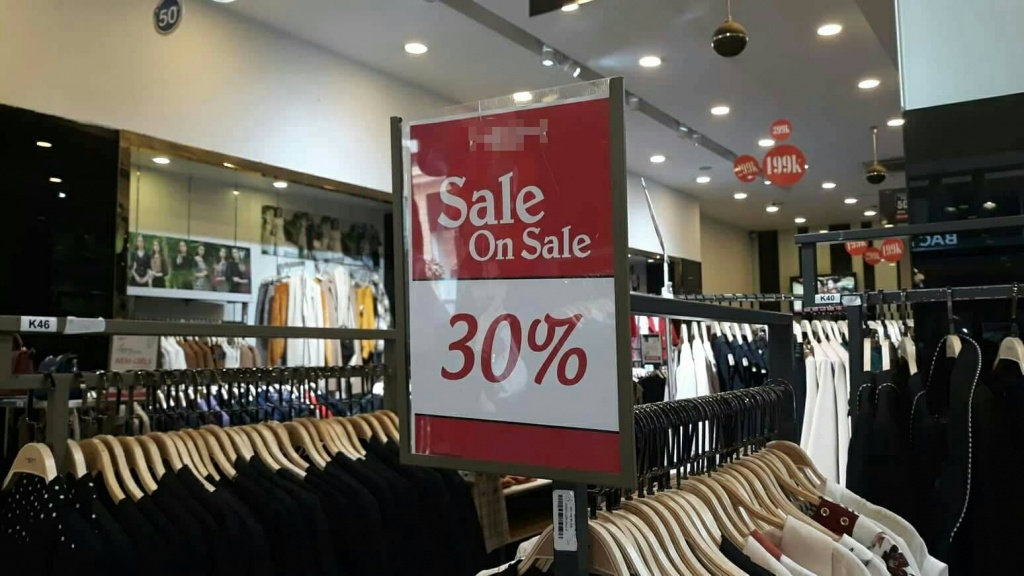 nguoc doi cua hang khach vang nhu chua ba danh trong ngay black friday