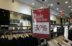 Ngược đời cửa hàng khách vắng như ‘Chùa Bà Đanh’ trong ngày Black Friday