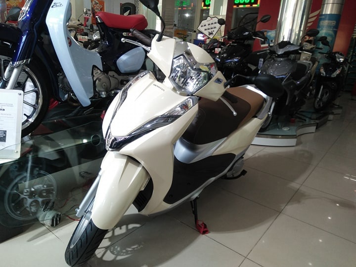 gia xe may honda ngay 3011 dong xe lead 2018 cac phien ban dang chenh lech gia