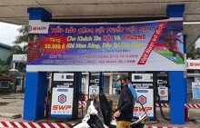 Tuyển Việt Nam giúp cả trăm người tên Hải, Phượng được đổ xăng miễn phí