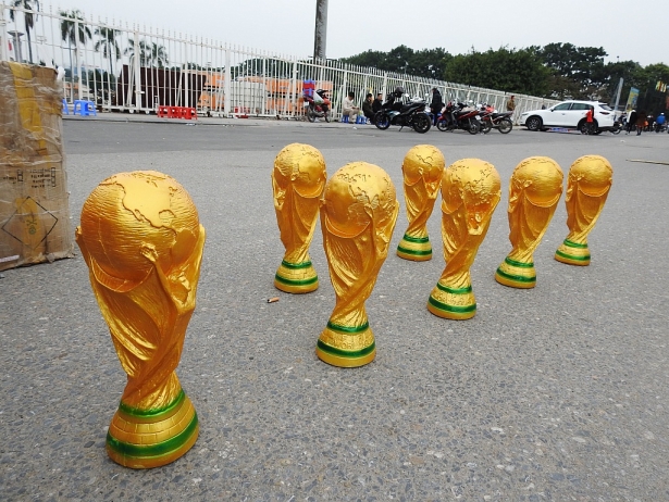 Cá sấu, cúp vàng ‘xuống phố’ được nhiều người săn đón trước trận chung kết AFF Cup 2018 ca sau cup vang xuong pho duoc nhieu nguoi san don truoc tran chung ket aff cup 2018