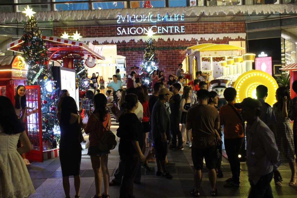 ngam giang sinh long lay o trung tam thuong mai pho mua sam sai gon