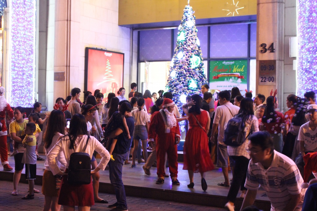 ca tram ong gia noel xuat hien o trung tam thuong mai giua sai gon