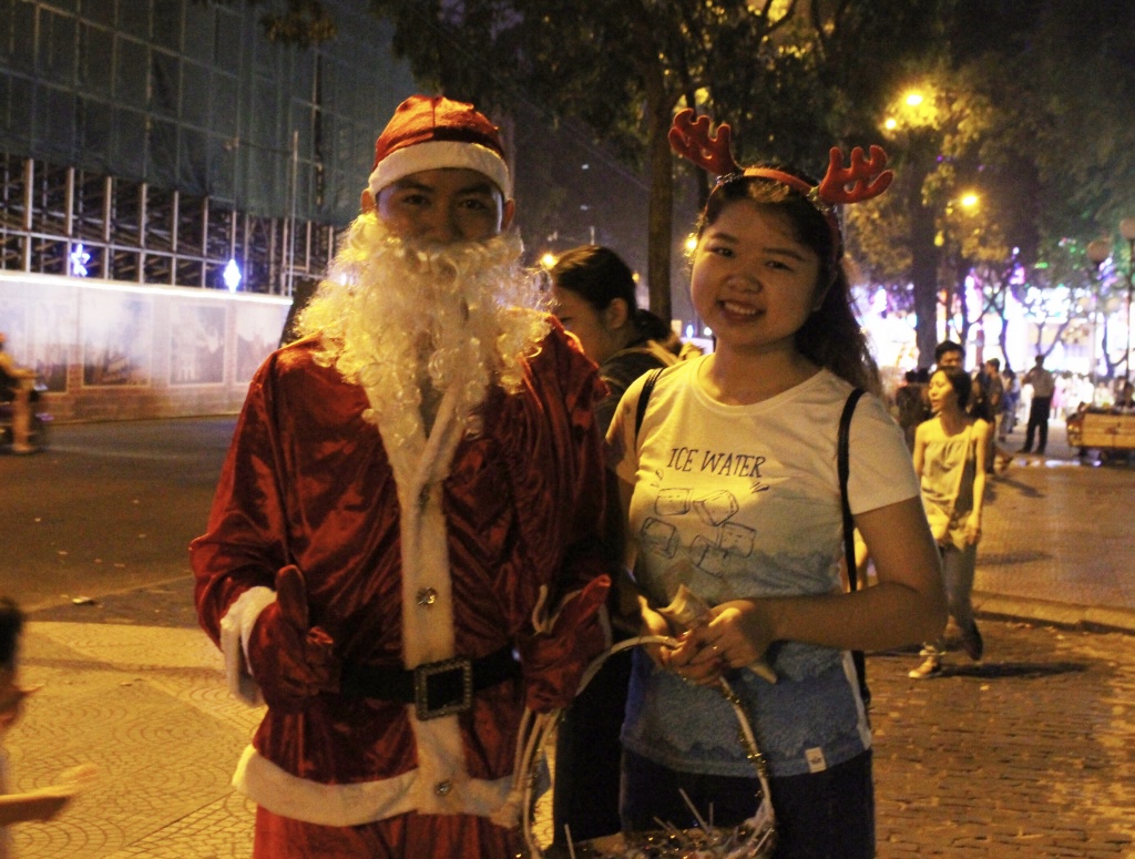 ca tram ong gia noel xuat hien o trung tam thuong mai giua sai gon
