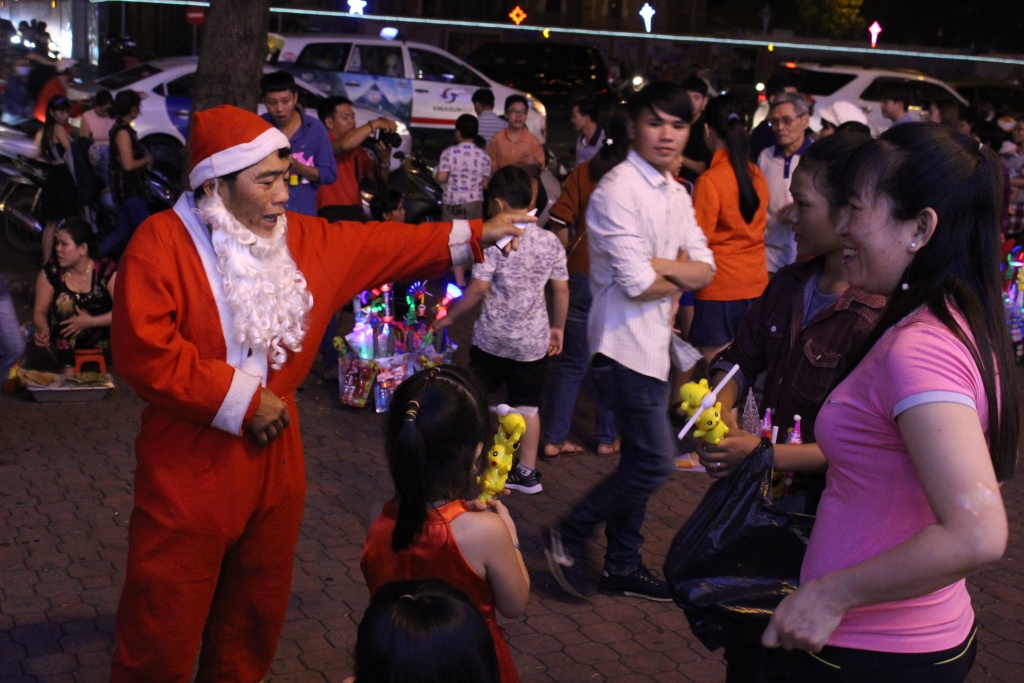 ca tram ong gia noel xuat hien o trung tam thuong mai giua sai gon
