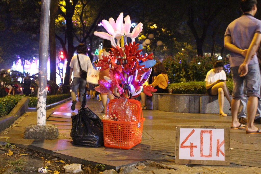 ca tram ong gia noel xuat hien o trung tam thuong mai giua sai gon