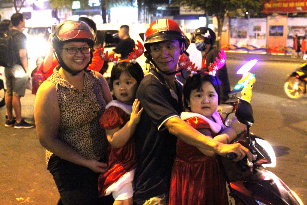ca tram ong gia noel xuat hien o trung tam thuong mai giua sai gon