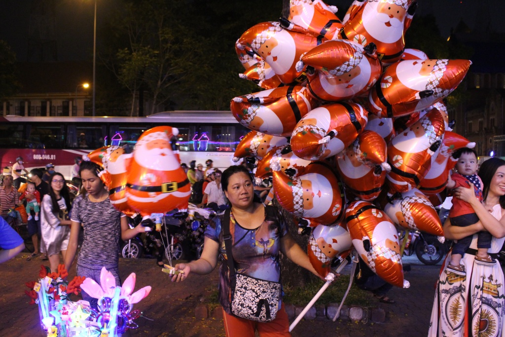 ca tram ong gia noel xuat hien o trung tam thuong mai giua sai gon