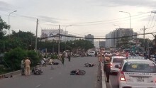 TP HCM: Xe 'điên' húc văng 9 xe máy ở ngã tư