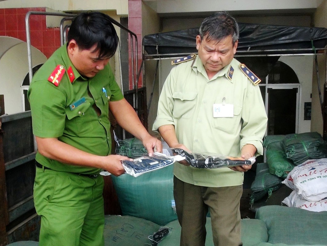 bat giu lo hang 25 tan co sua tre em va nguoi gia khong nhan mac
