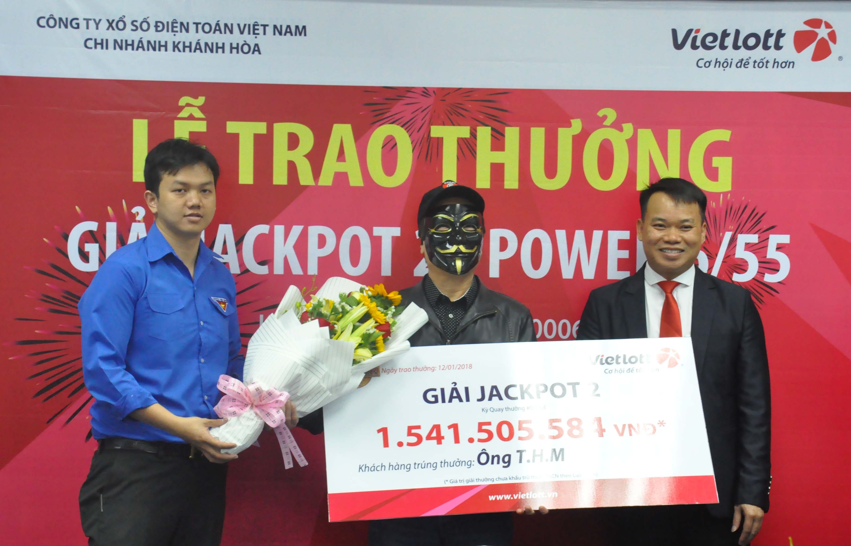 mua ve so dao khi di du lich nguoi dan ong may man trung giai jackpot 2