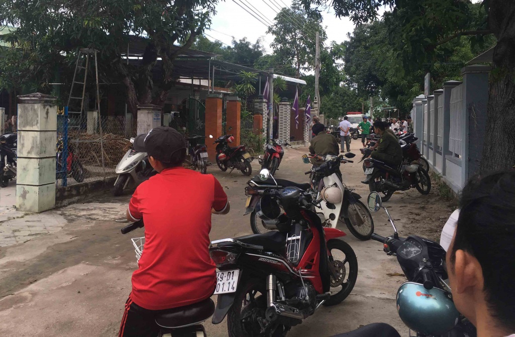 nghi ngao da sat hai me va em trai