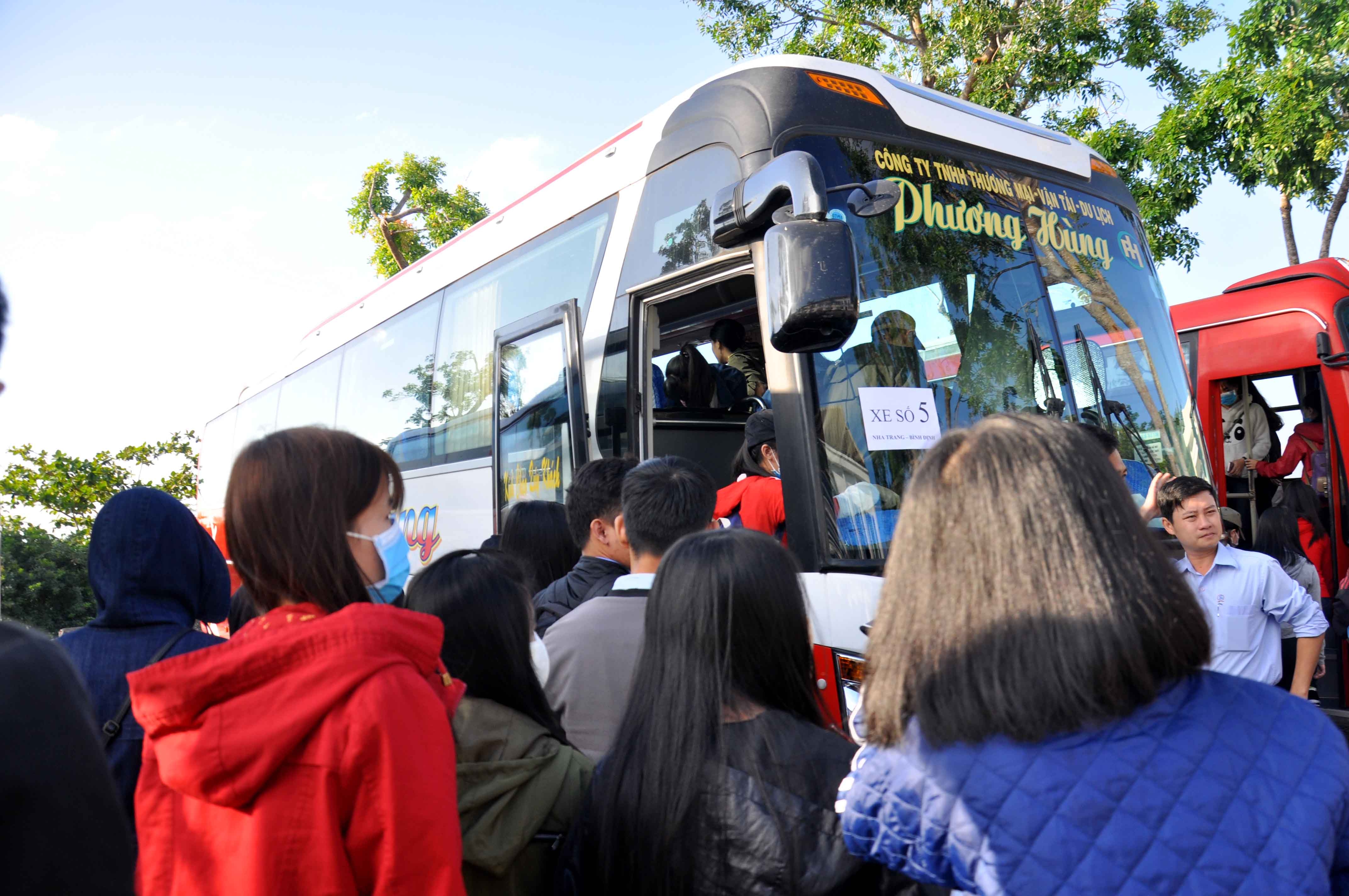 Đại học Nha Trang đưa sinh viên về quê ăn Tết miễn phí dai hoc nha trang mien phi dua sinh vien ve que an tet