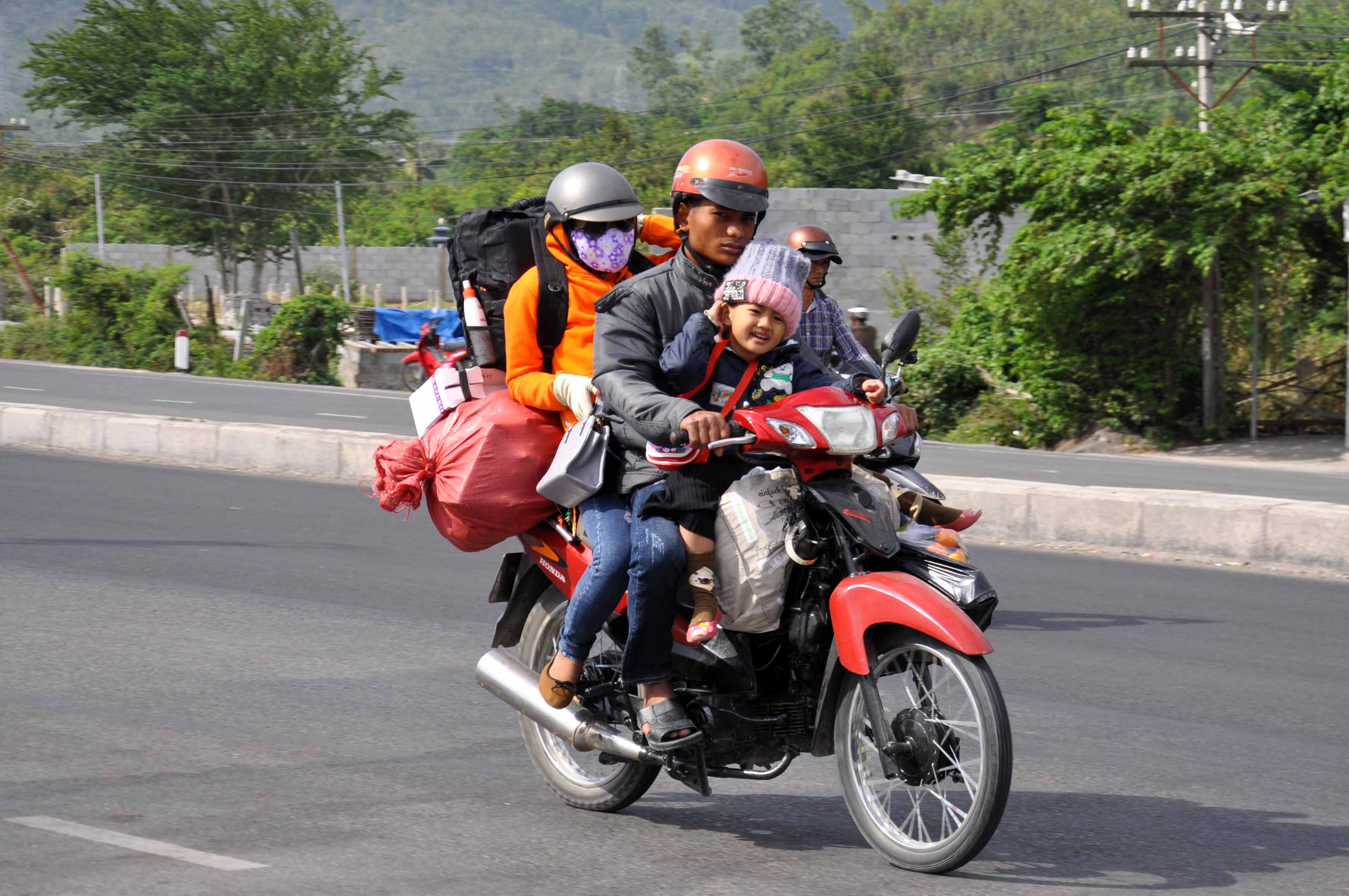 Chặng đường dài của những đứa trẻ ngủ vùi trên xe máy cùng cha mẹ về quê ăn Tết chang duong dai cua nhung dua tre ngu vui tren xe may cung cha me ve que an tet