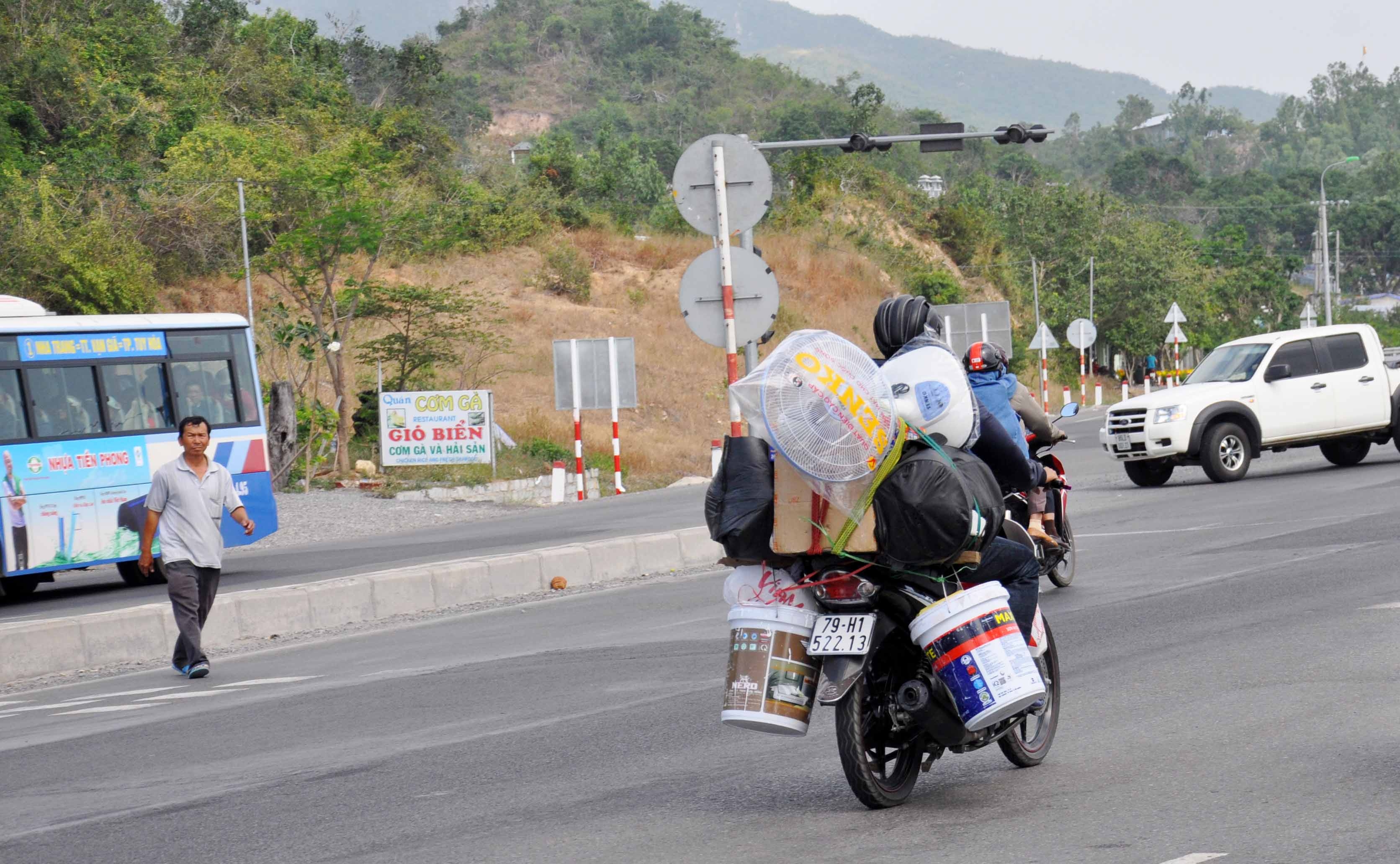 Chặng đường dài của những đứa trẻ ngủ vùi trên xe máy cùng cha mẹ về quê ăn Tết chang duong dai cua nhung dua tre ngu vui tren xe may cung cha me ve que an tet