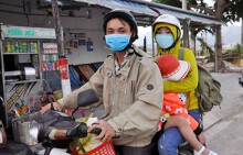 Chặng đường dài của những đứa trẻ ngủ vùi trên xe máy cùng cha mẹ về quê ăn Tết
