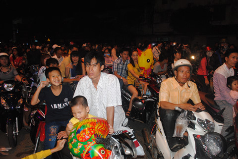 nguoi mien tay un un keo di xem phao hoa mung nam moi ql 91 un tac