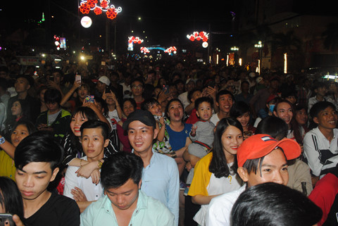 nguoi mien tay un un keo di xem phao hoa mung nam moi ql 91 un tac