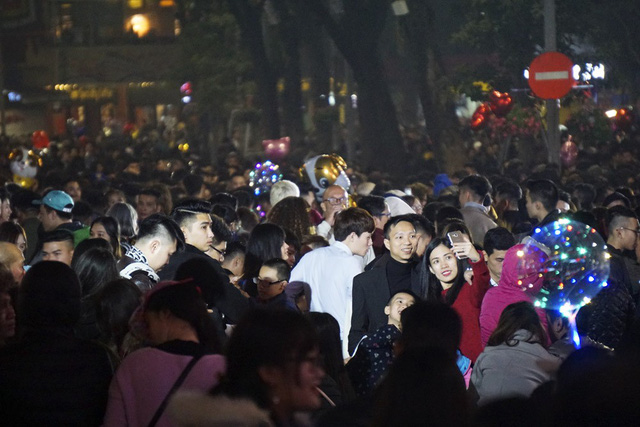 khoanh khac an tuong dem giao thua o ho guom