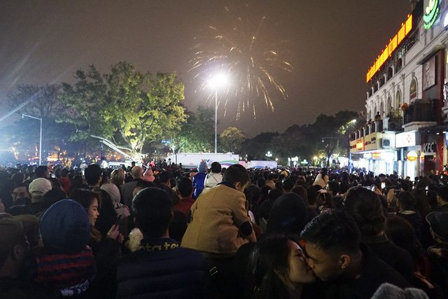 khoanh khac an tuong dem giao thua o ho guom