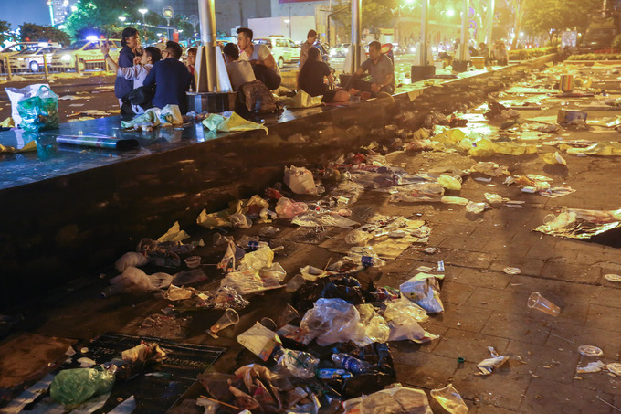 bien rac o trung tam sai gon sau man phao hoa dem giao thua
