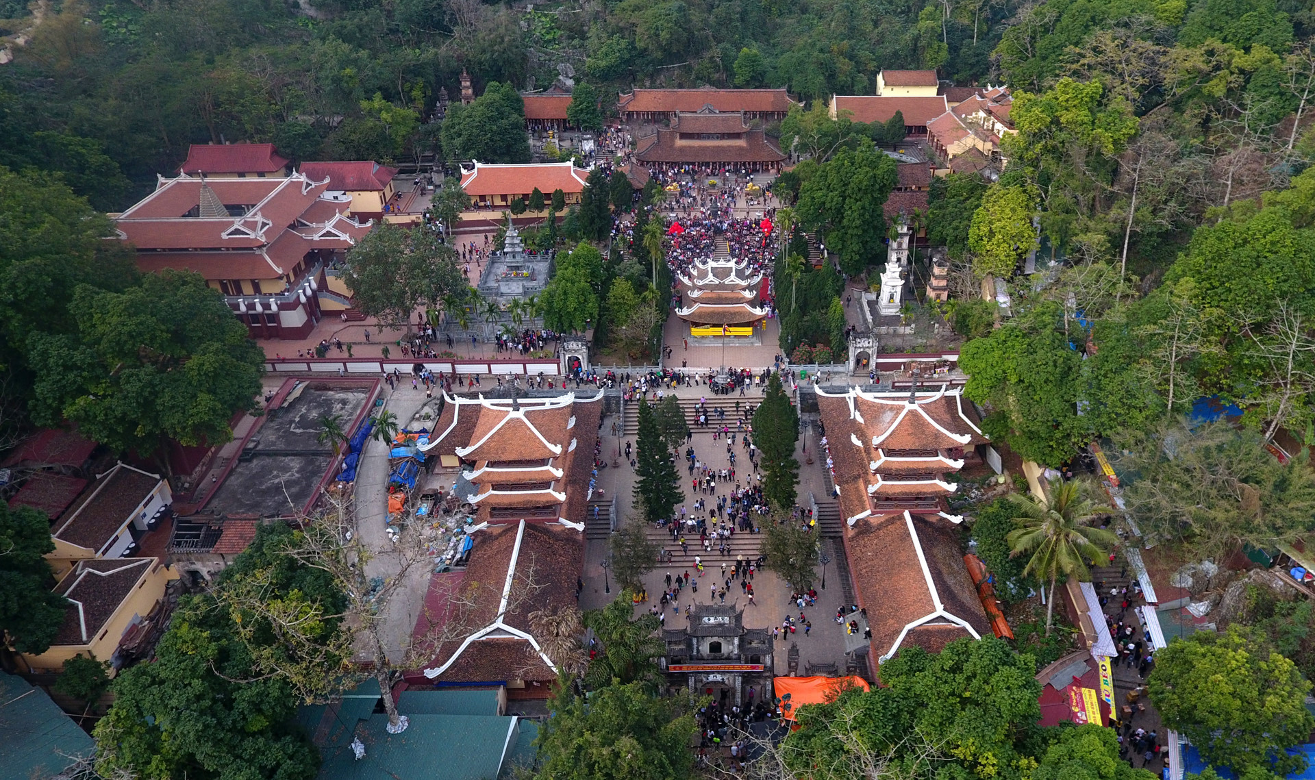 nhung ngoi chua dong khach nhat dip dau xuan
