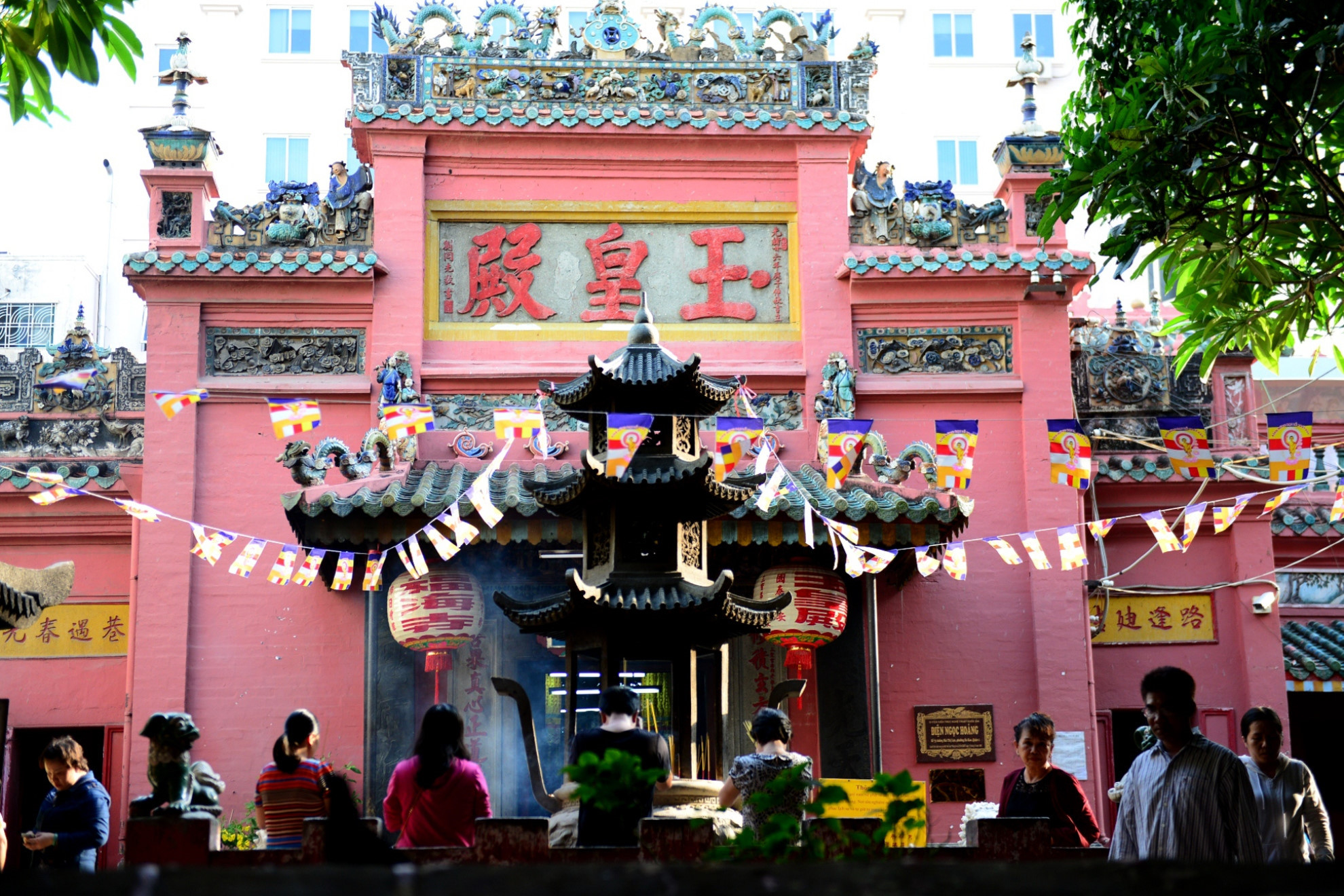 nhung ngoi chua dong khach nhat dip dau xuan