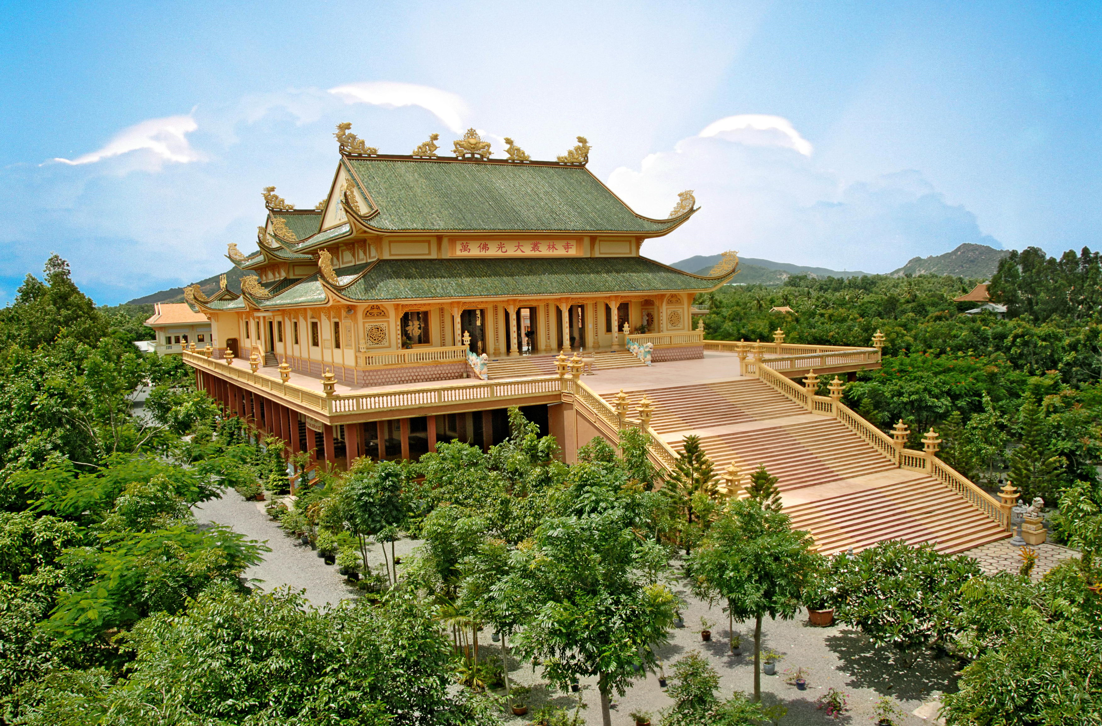 nhung ngoi chua dong khach nhat dip dau xuan