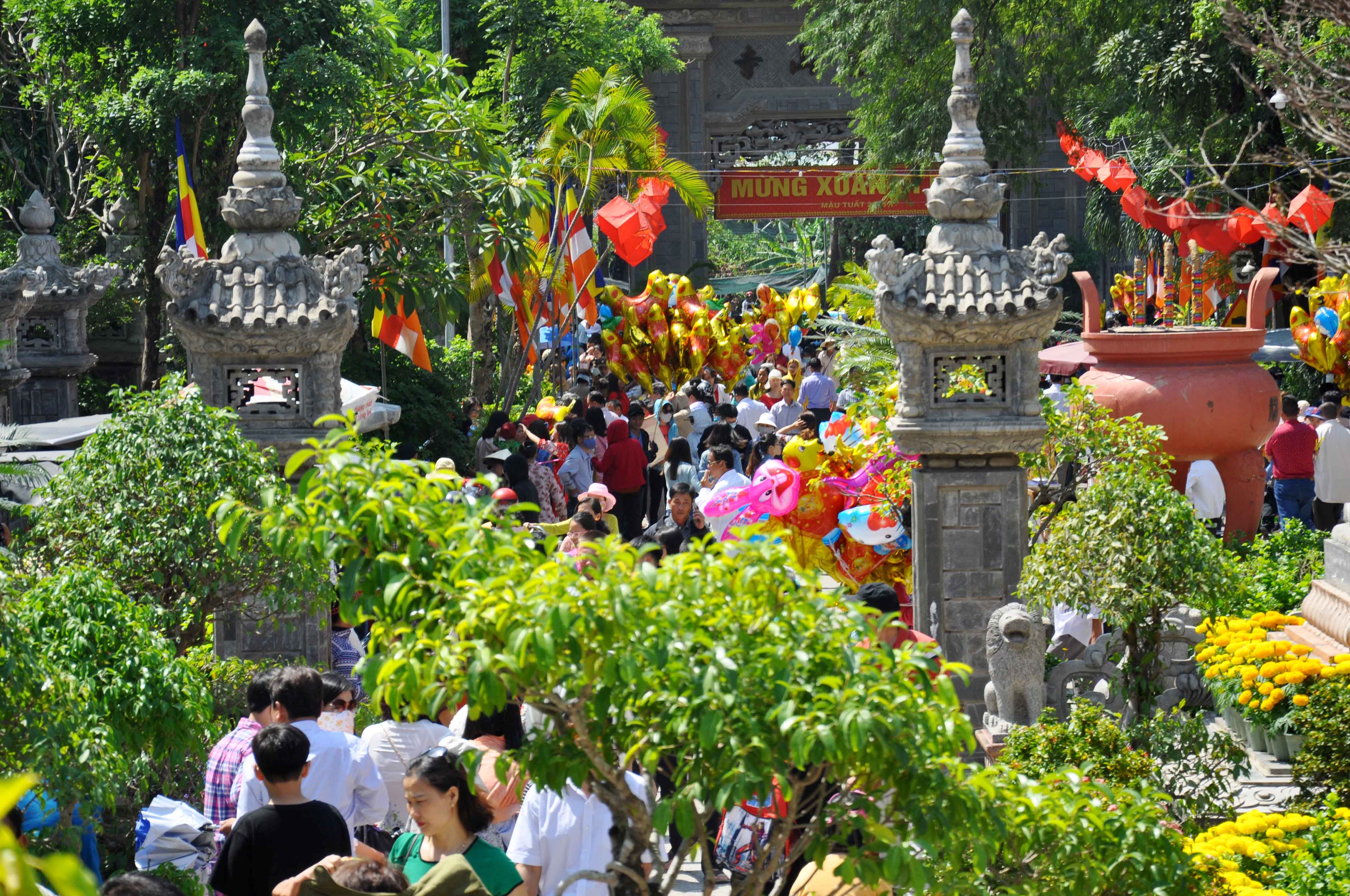 Chùa Phật trắng ken cứng người ngày đầu năm mới chua phat trang ken cung nguoi ngay dau nam moi